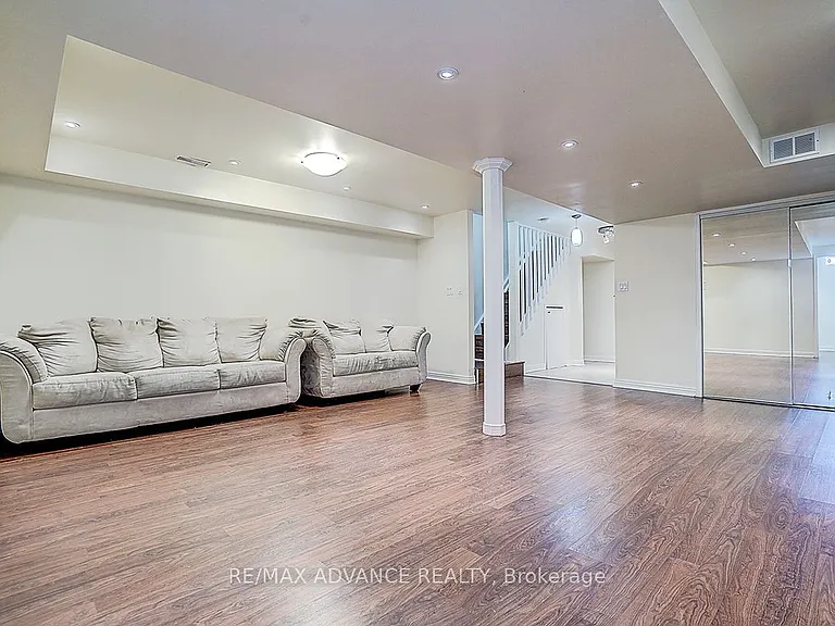 137 Laramie Cres — Photo 35