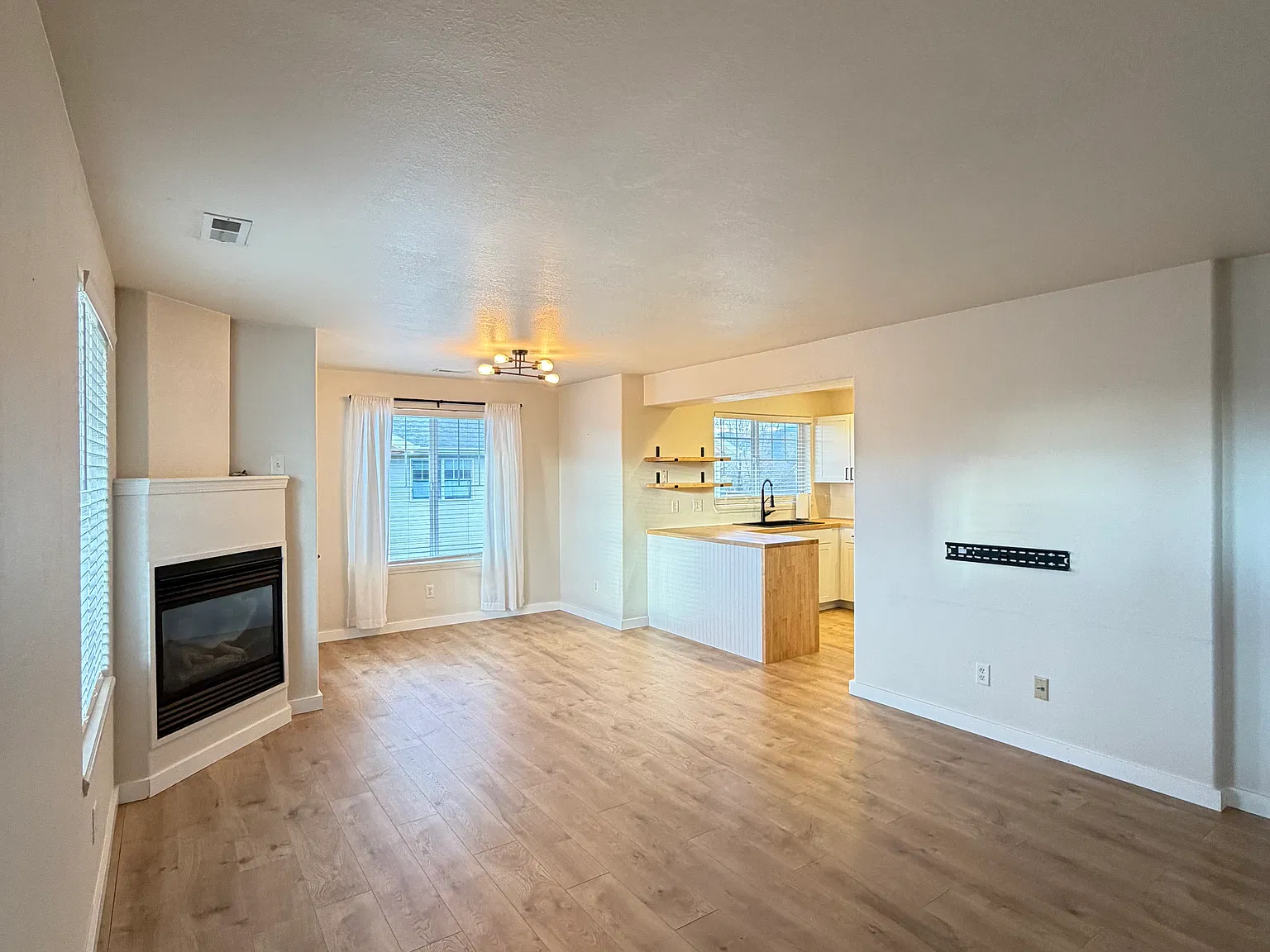 2 bed, 1051 sqft, $2,000 — Photo 1
