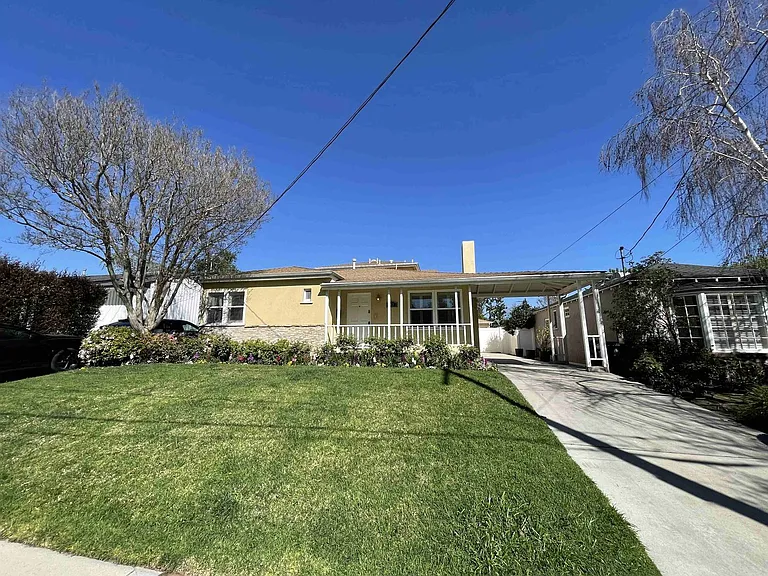 4432 Bakman Ave — Photo 1