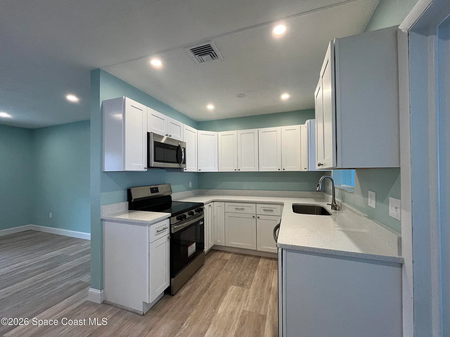 4 bed, 1.0 bath, 1511 sqft, $1,900 — Photo 2