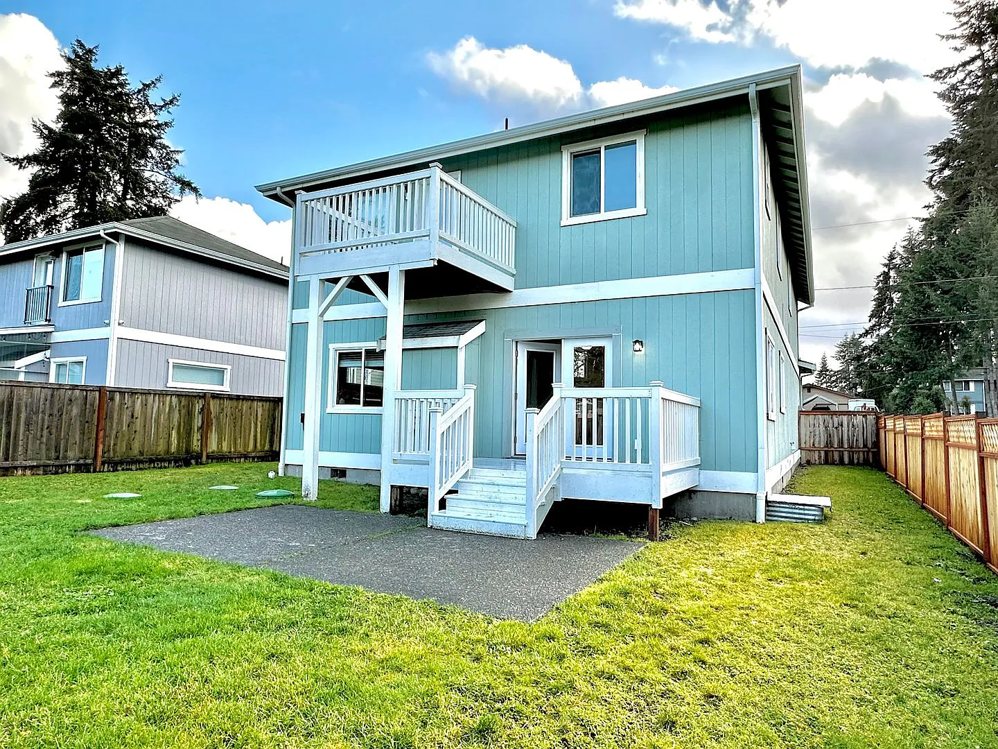 Spacious 4-Bedroom Home with Modern Comforts in Spanaway, WA — Photo 2
