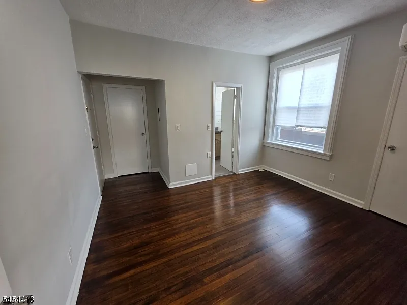 1 bed, 1.0 bath, $2,100 — Photo 4