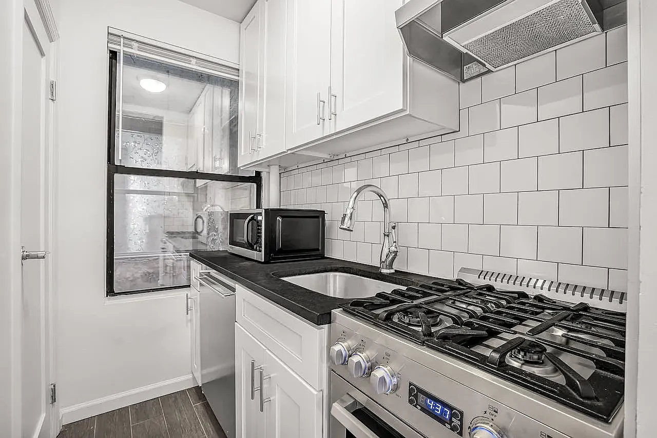 20 Cornelia Street — Photo 3