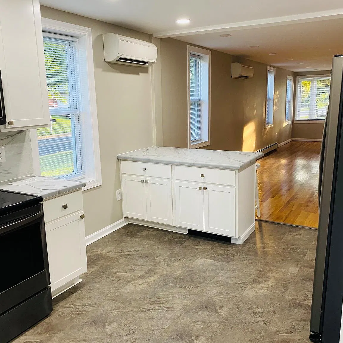 3 bed, 1.5 bath, 1040 sqft, $2,400 — Photo 2