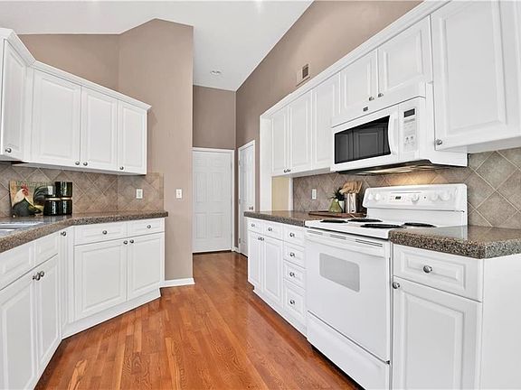 4th image of 728 W 131st Ter