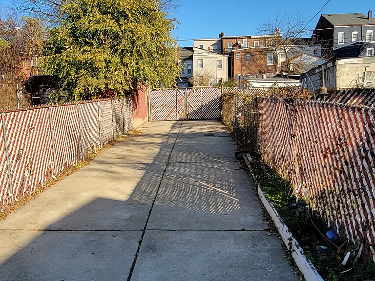 512 Lamberton St — Photo 8