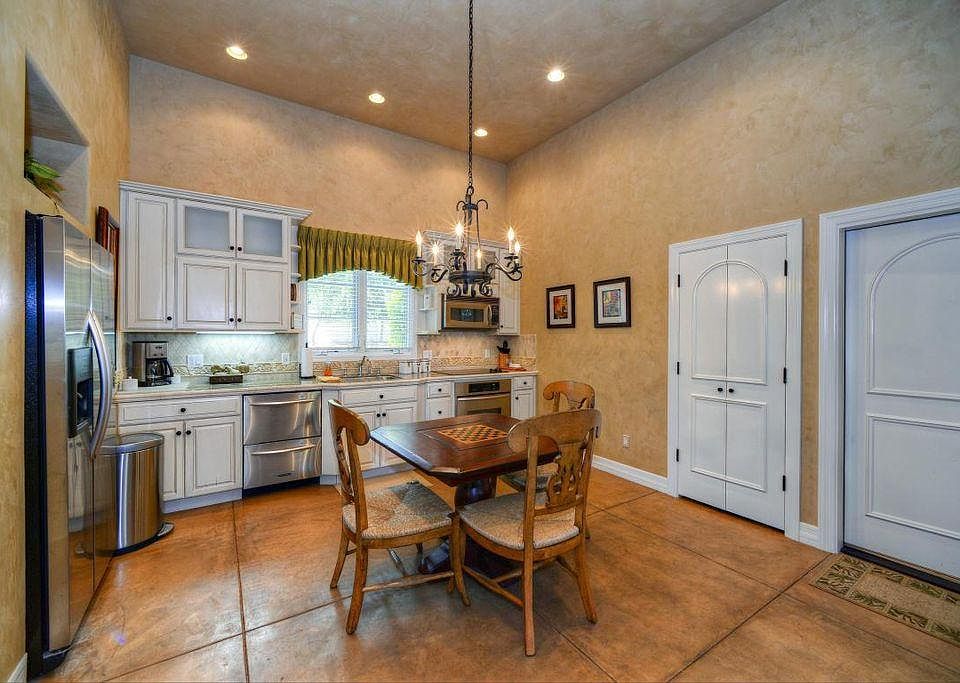 Kitchen dinning