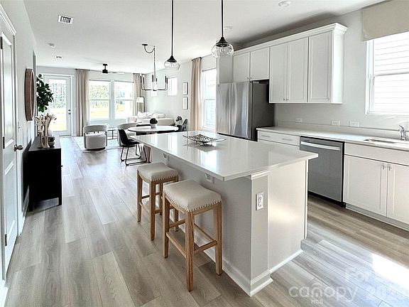 3rd image of 522 Aurora Way