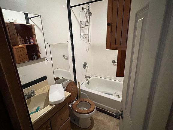5th image of 135 E White Rock