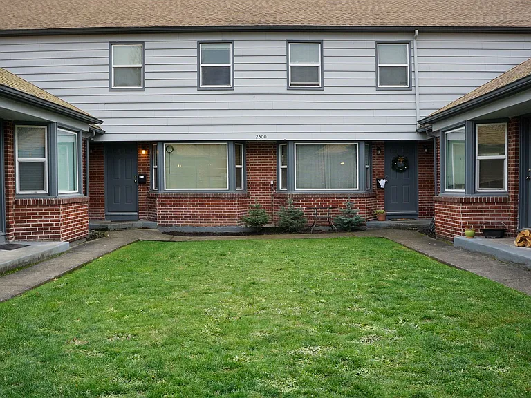 2500 NE Couch St #3 — Photo 1