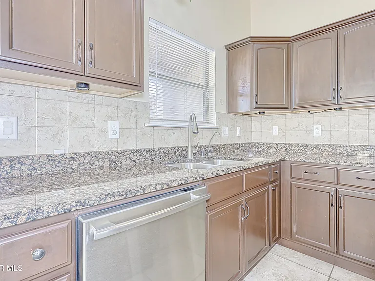 14325 Woods Point Ave — Photo 13