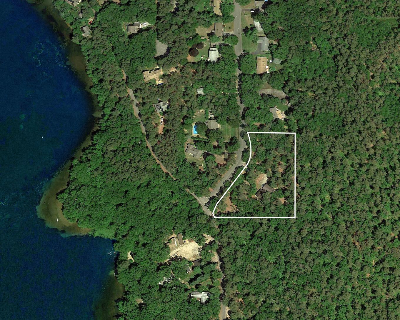 Charming cottage in Wildwood Lake area on 1.85 acres