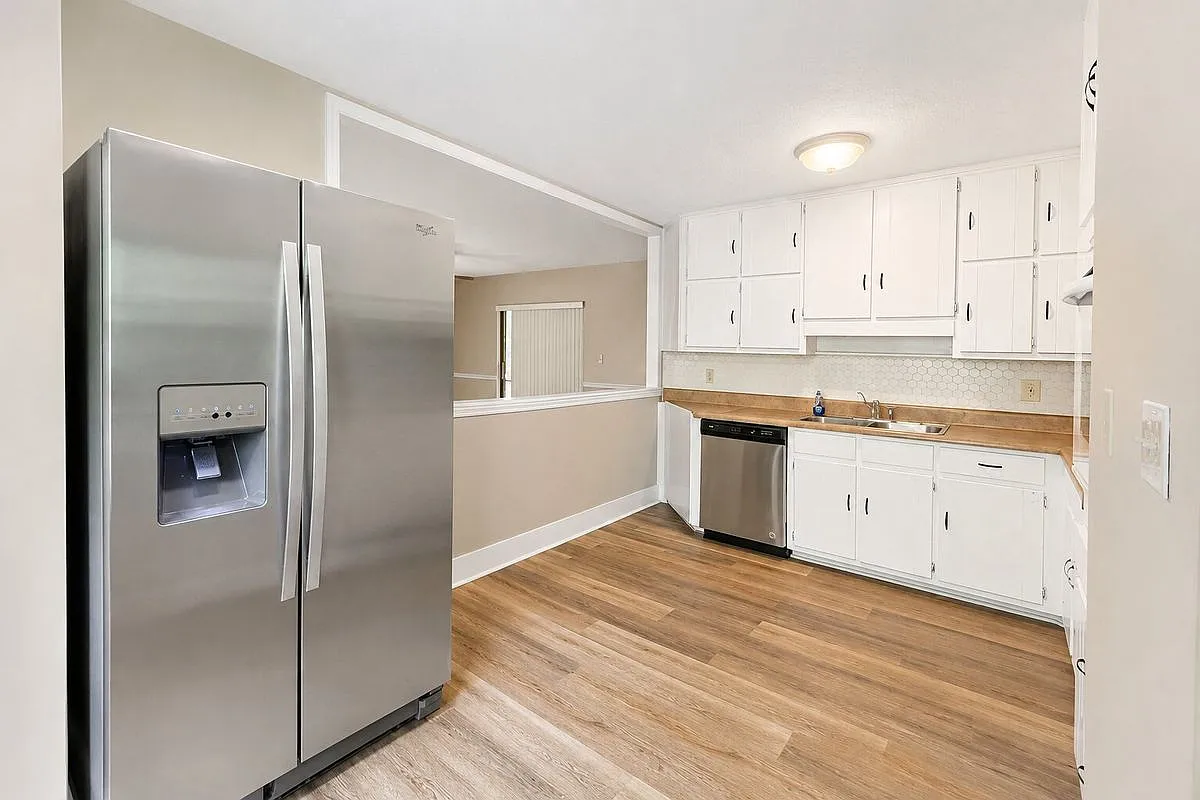 3 bed, 3.0 bath, 1953 sqft, $1,895 — Photo 2
