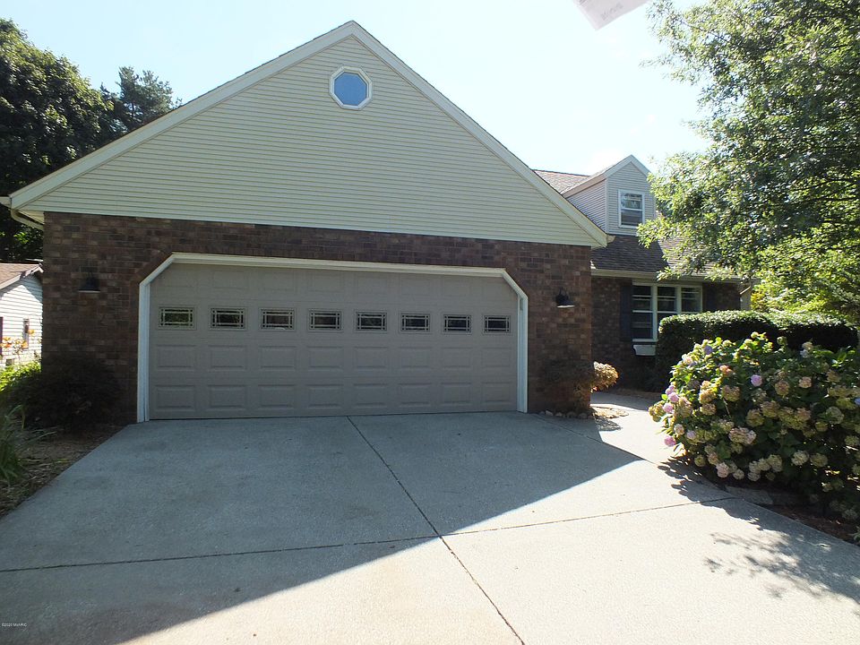 1st image of 903 Pioneer Ave