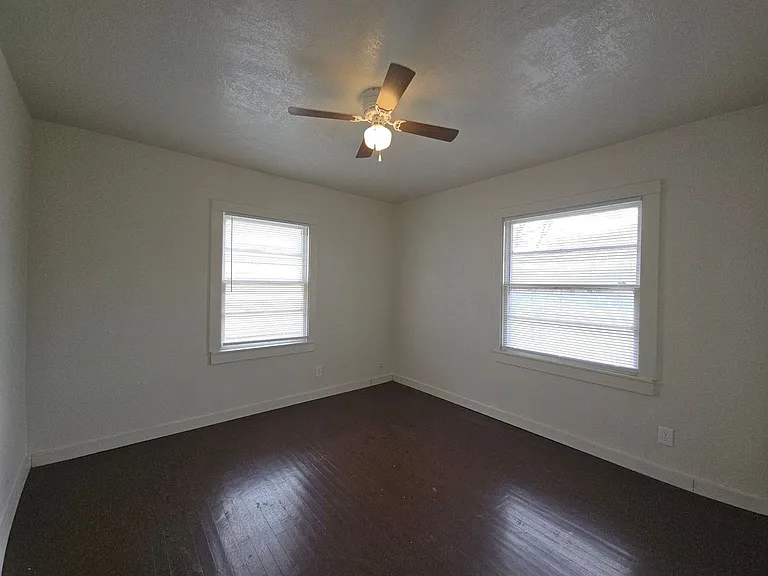 1307 E Avenue H — Photo 13