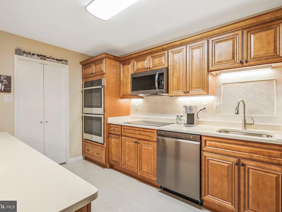 1st image of 309 Yoakum Pkwy APT 708