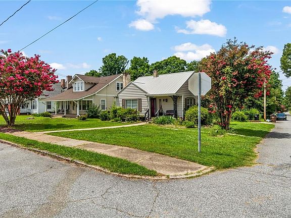 3rd image of 813 Carrick St