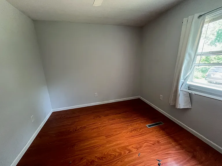 1015 Main St E — Photo 12