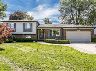 2184 Cumberland Dr, Troy, MI 48085