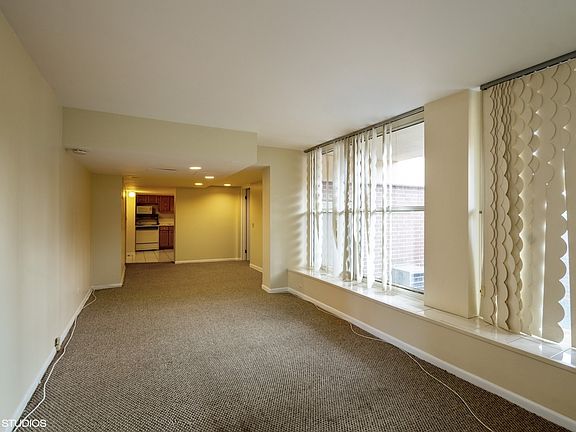 4th image of 1540 N La Salle Dr APT 205