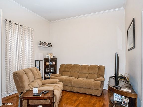 4th image of 925 N Ashland Ave APT 2R