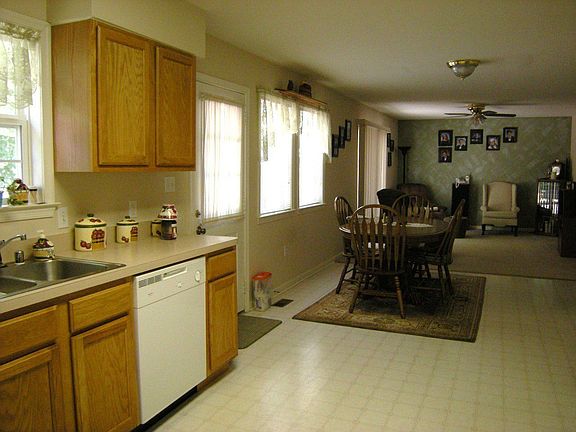 Kitchen to Family Rm