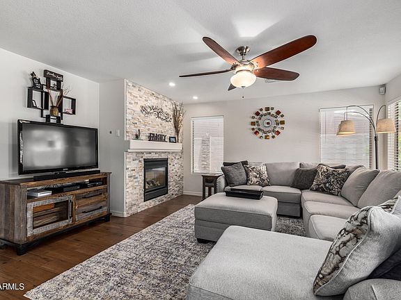 3rd image of 2271 E AUGUSTA Avenue