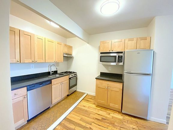 3rd image of 59 W 76th St #4W