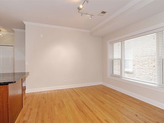 5th image of 5923 N Winthrop Ave APT 1S