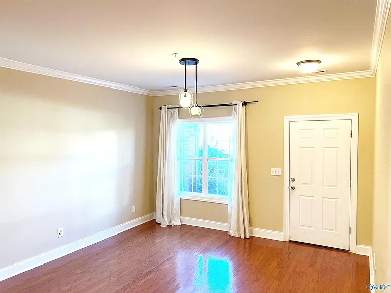470 Shamrock Dr — Photo 4