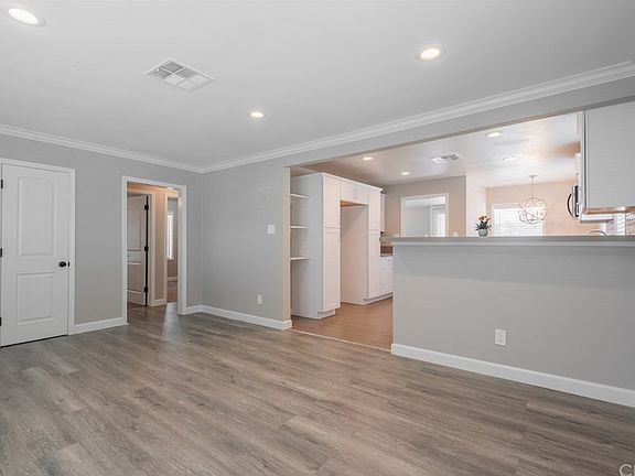 4th image of 1657 Gould St