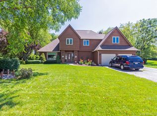 8 Cherry Hill Cir, Hawthorn Woods, IL 60047