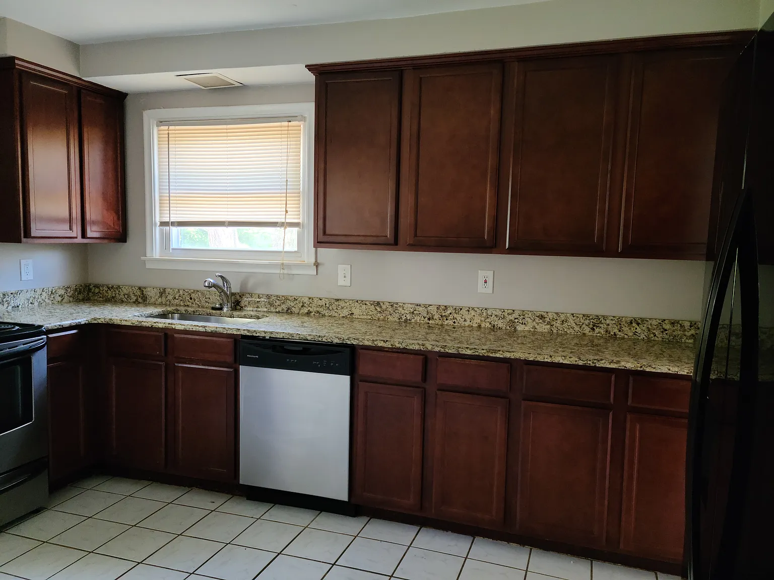 3 bed, 1.5 bath, 1127 sqft, $1,800 — Photo 4