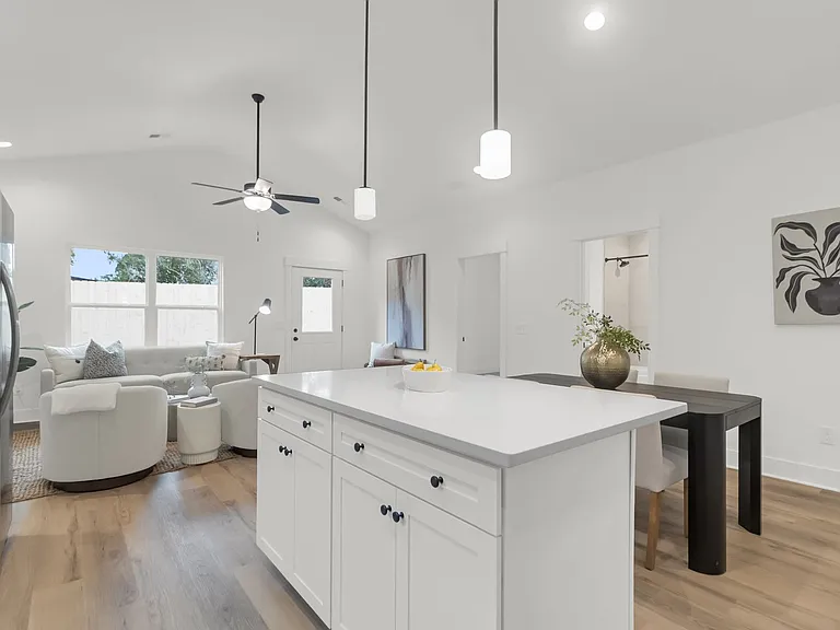 2304 Delano St — Photo 10
