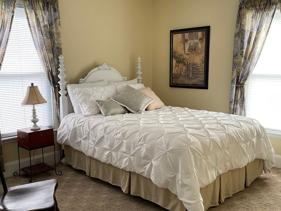 Queen size bed, lots of storage.