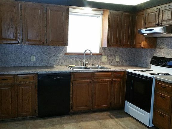 3rd image of 201 Pinewood Dr