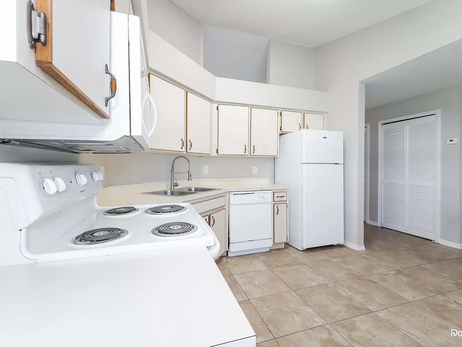 3 bed, 2.0 bath, 1608 sqft, $2,295 — Photo 3