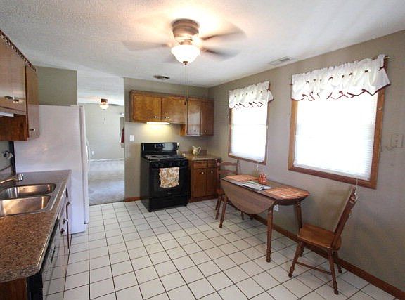 3rd image of 2023 Wyandotte Ave