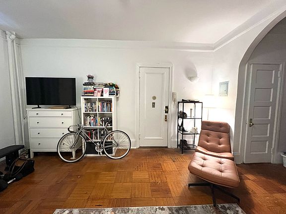 2nd image of 320 W 105th St APT 1A