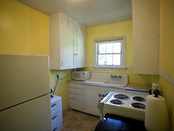 3rd image of 645 NE Campus St #4