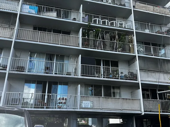 1941 Church Ln APT 806, Honolulu, HI 96826