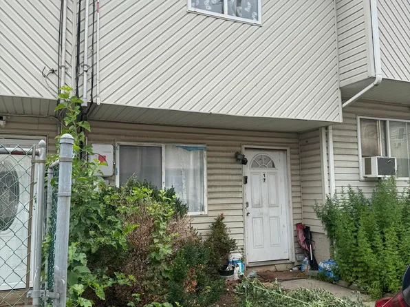 17 Betty Ct, Staten Island, NY 10303
