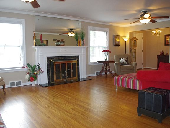 4th image of 18 Taylor Woods Dr