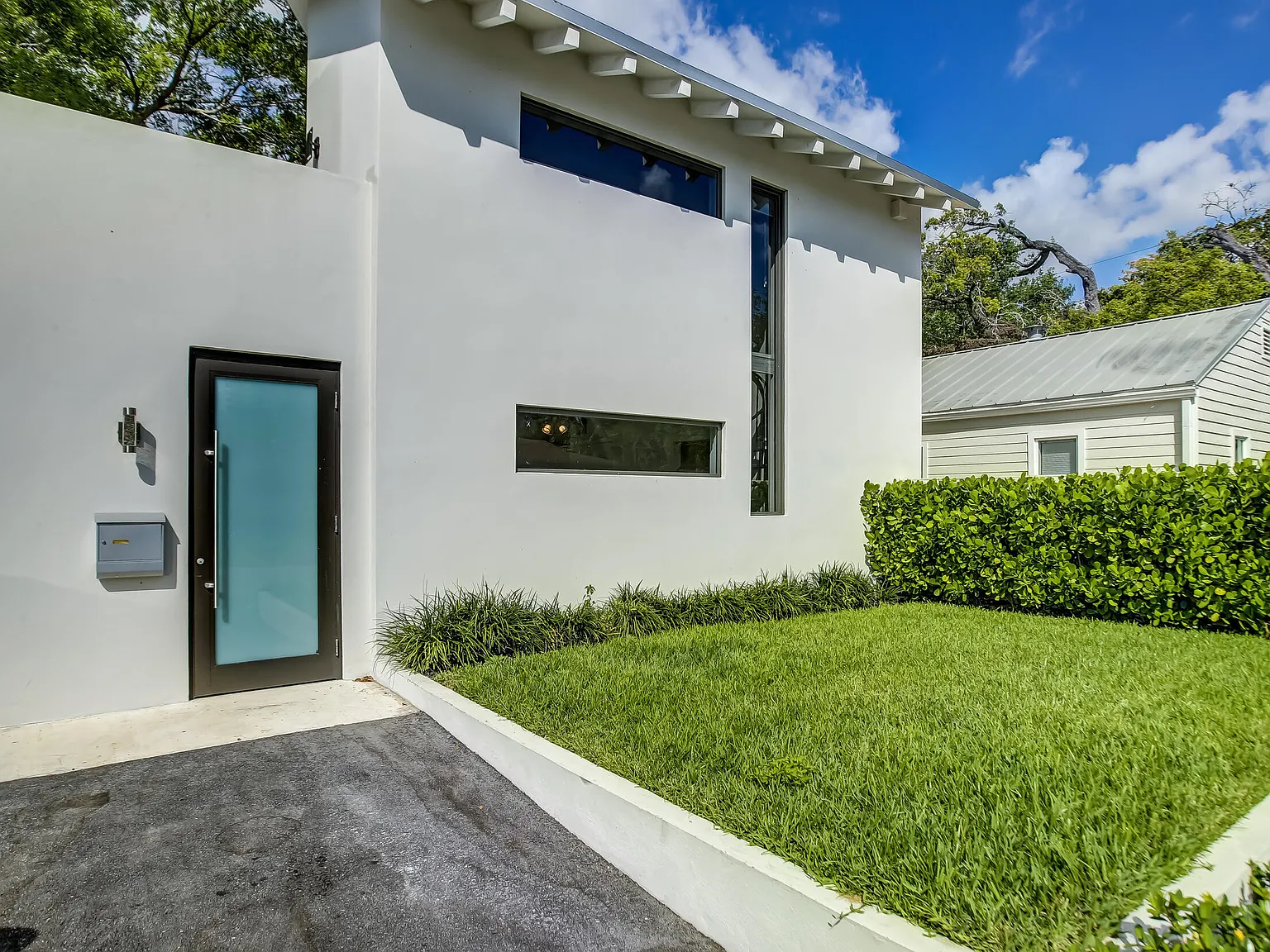 2 bed, 1.0 bath, 744 sqft, $2,450 — Photo 2