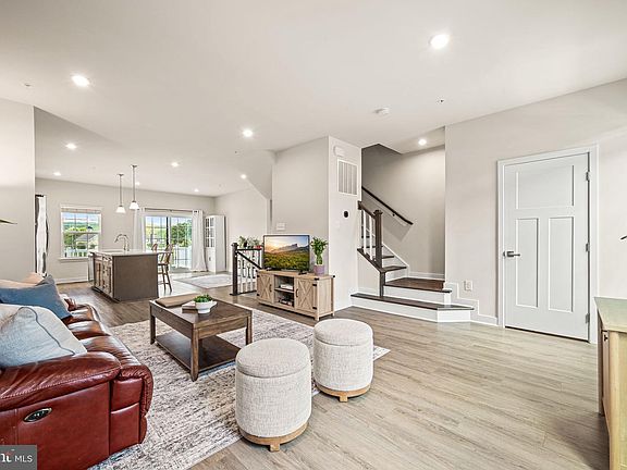 3rd image of 112 Arcadia Way