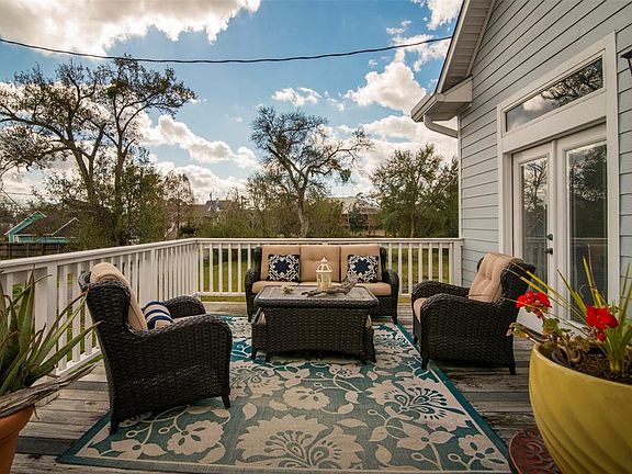 Front deck for entertaining