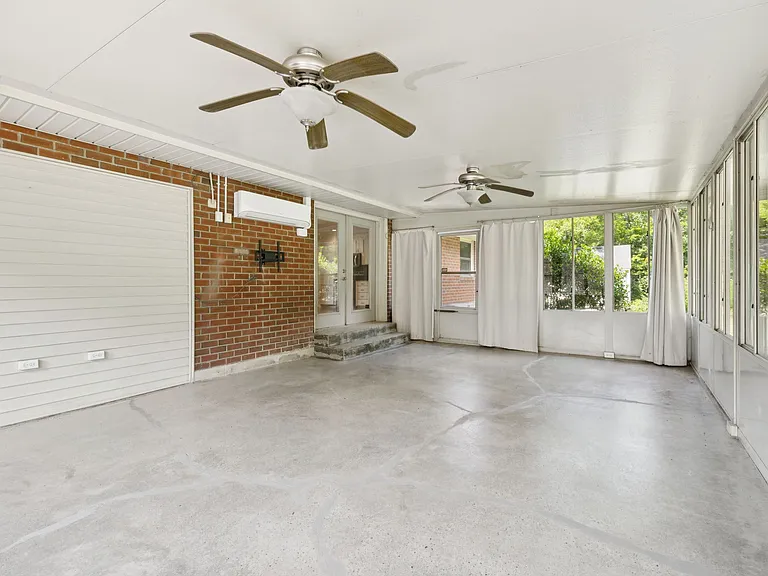 314 Derby Ln — Photo 23