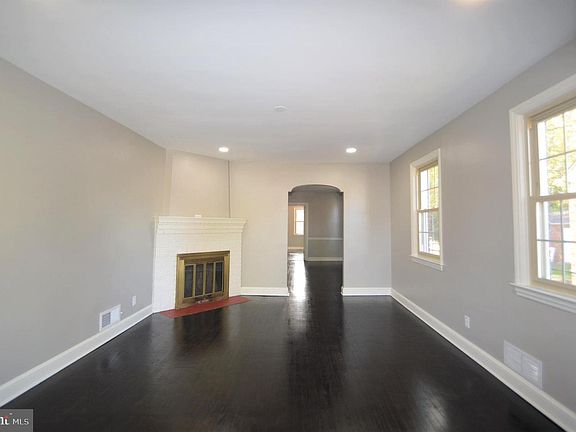 5th image of 726 N George Mason Dr