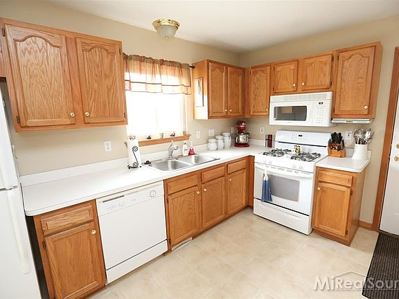 5th image of 46921 Briarmoor Ct