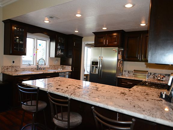 3rd image of 887 Driftwood St